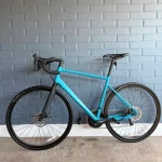 Triban RC 500 bleu vu de profil, avec fourche carbone et freins à disque, après 3 000 km de test