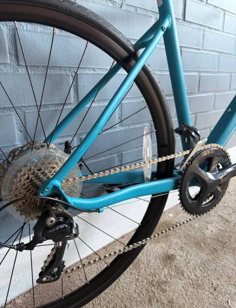 Transmission Shimano Sora 2x9 du Triban RC 500 : pédalier double plateau, dérailleur arrière et cassette