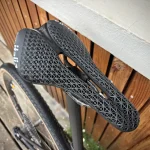 Selle Italia Novus 3D imprimée en 3D et canal central, montée sur un vélo gravel