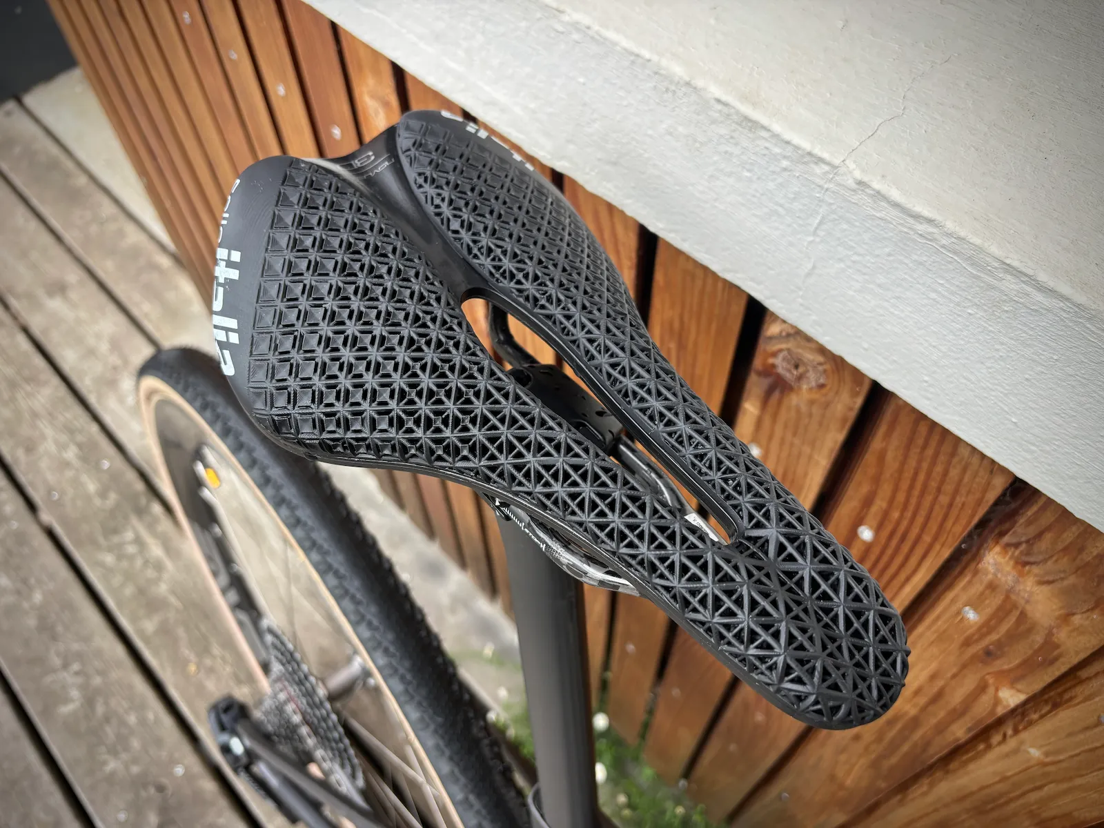 Selle Italia Novus 3D imprimée en 3D et canal central, montée sur un vélo gravel